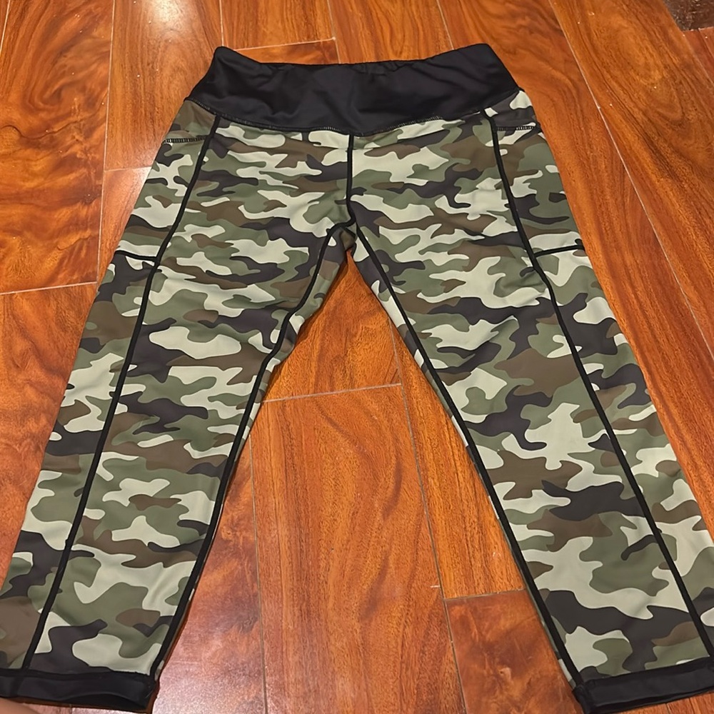 CVG reversable camo capris